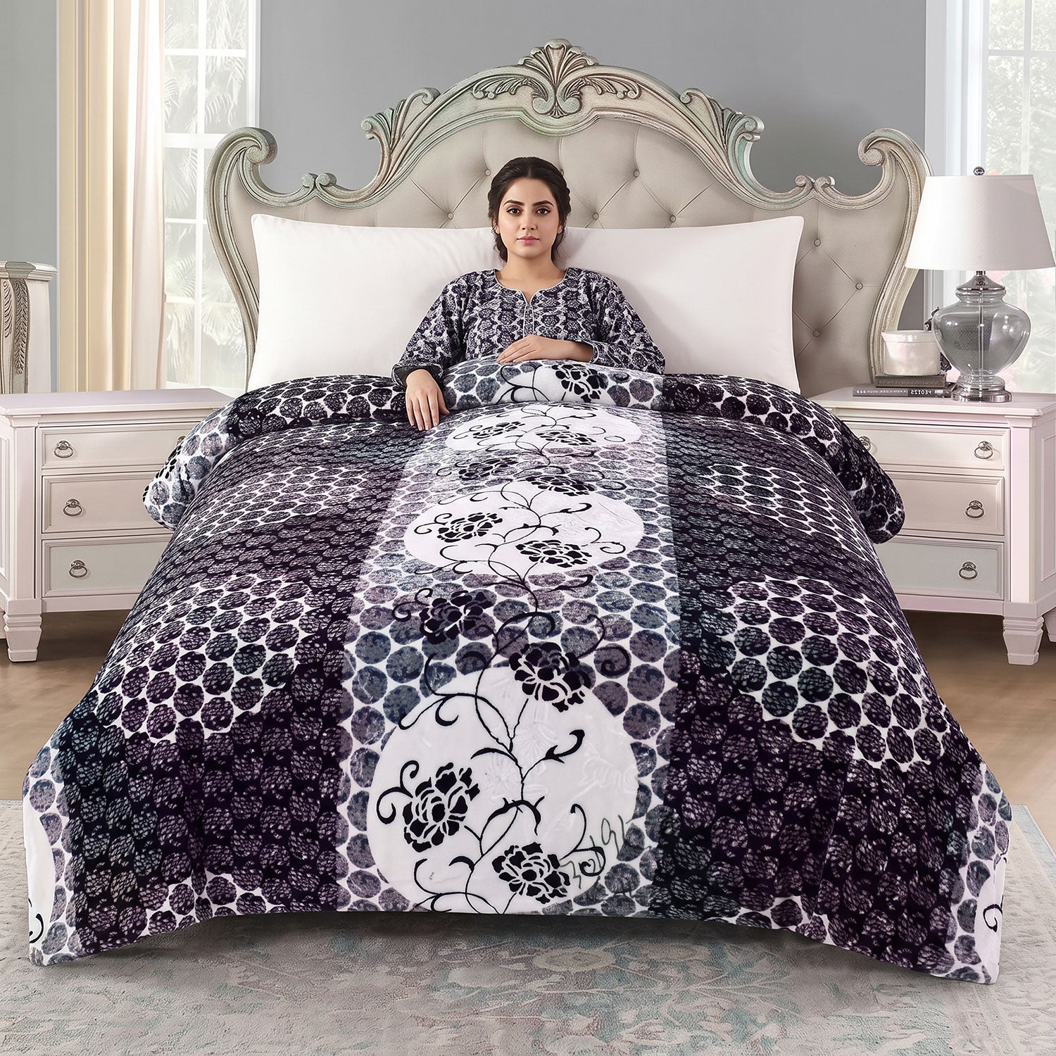 Monochrome fleece blanket by Nylsa