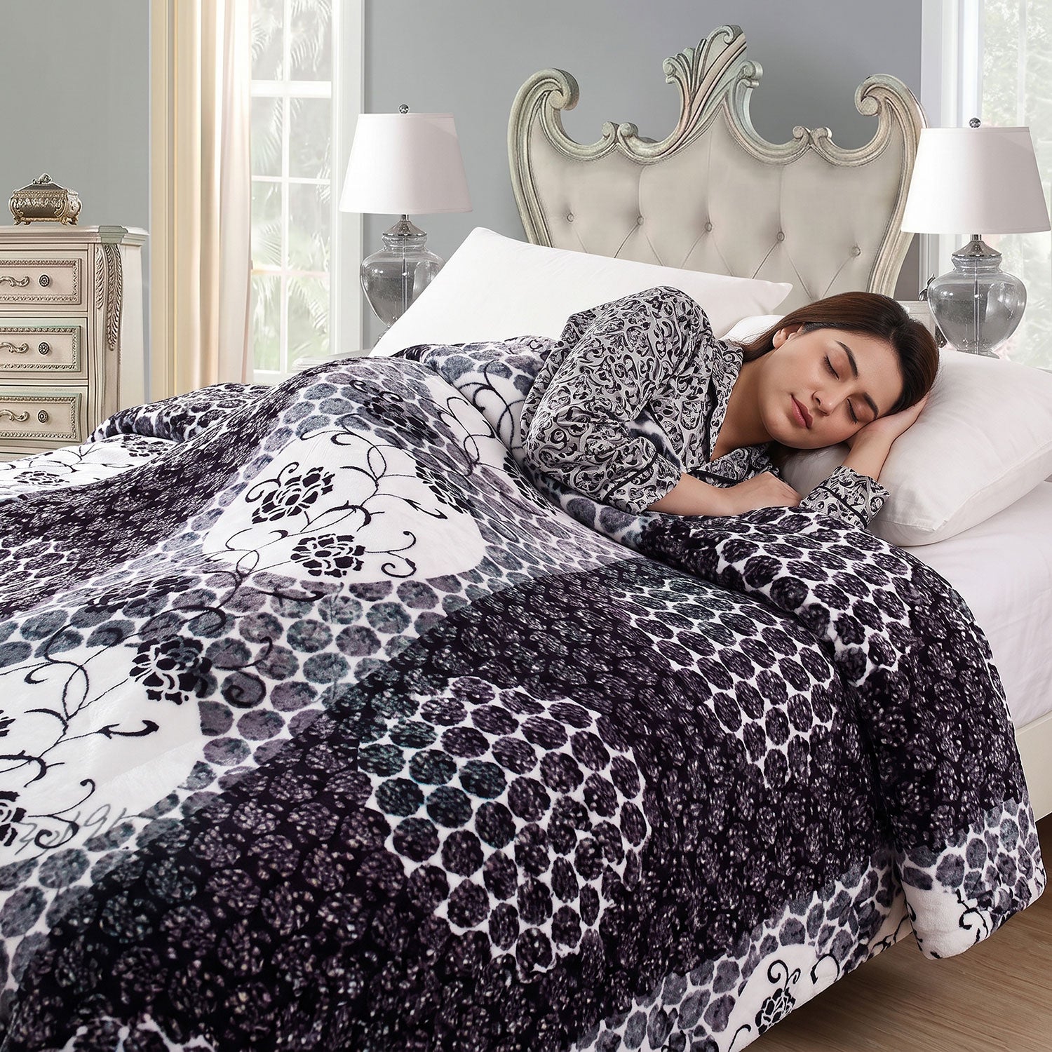 Monochrome fleece blanket by Nylsa